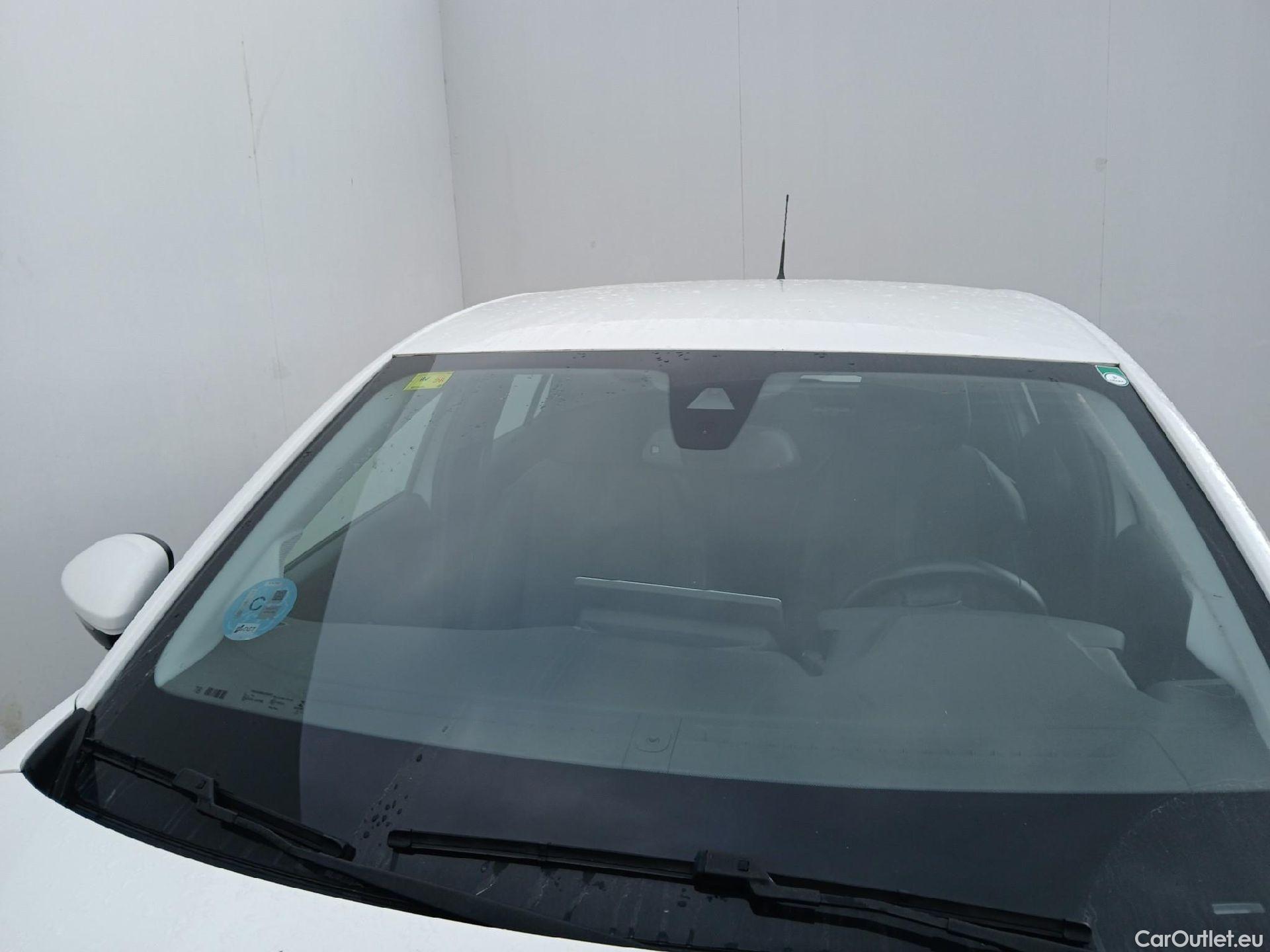  Peugeot  208 PEUGEOT  / 2019 / 5P / berlina con portón PureTech 73kW (100CV) Allure (CX) #3