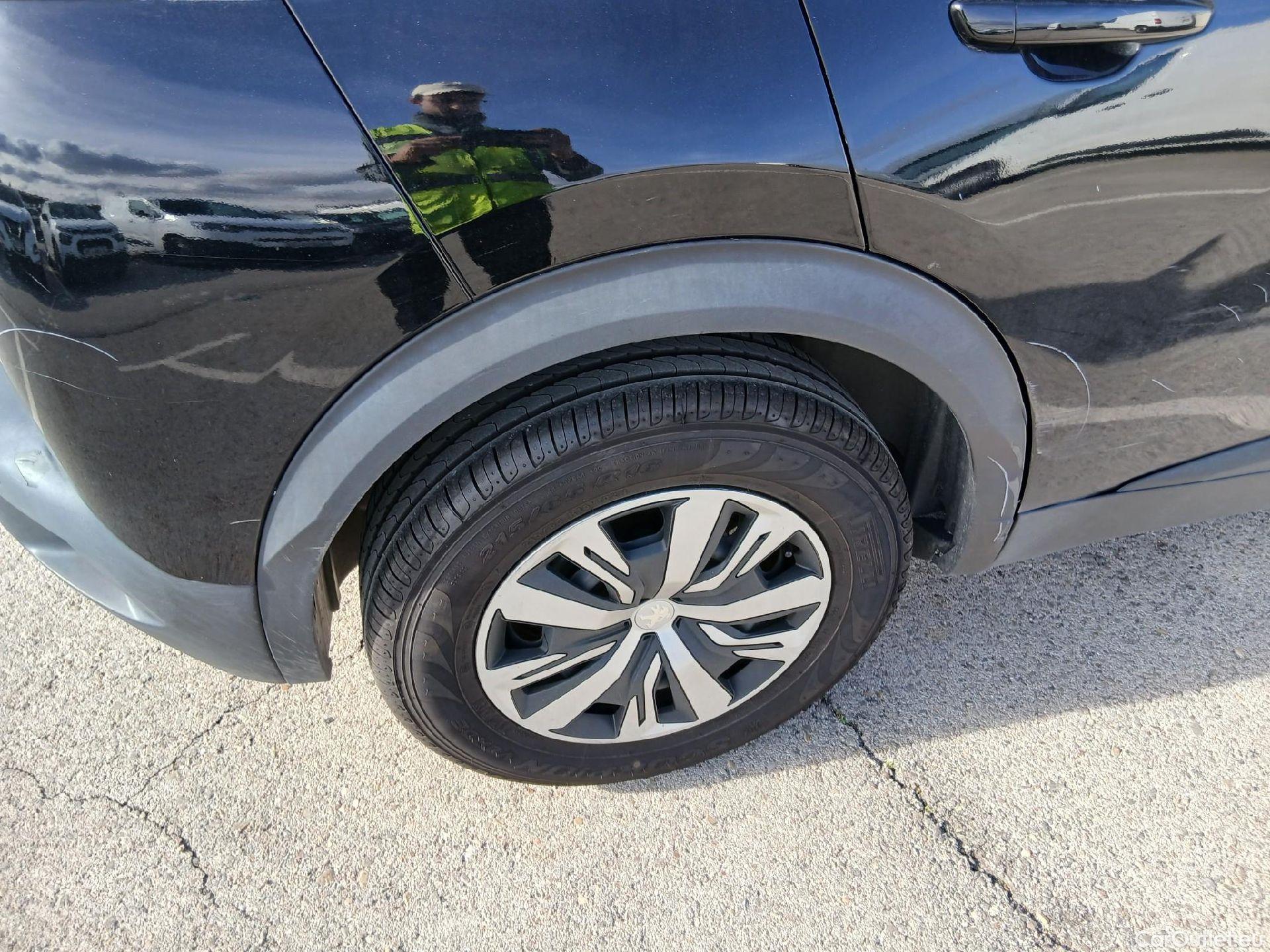  Peugeot  2008 PEUGEOT  / 2019 / 5P / todoterreno Active Puretech 100 S&S BVM6 #32