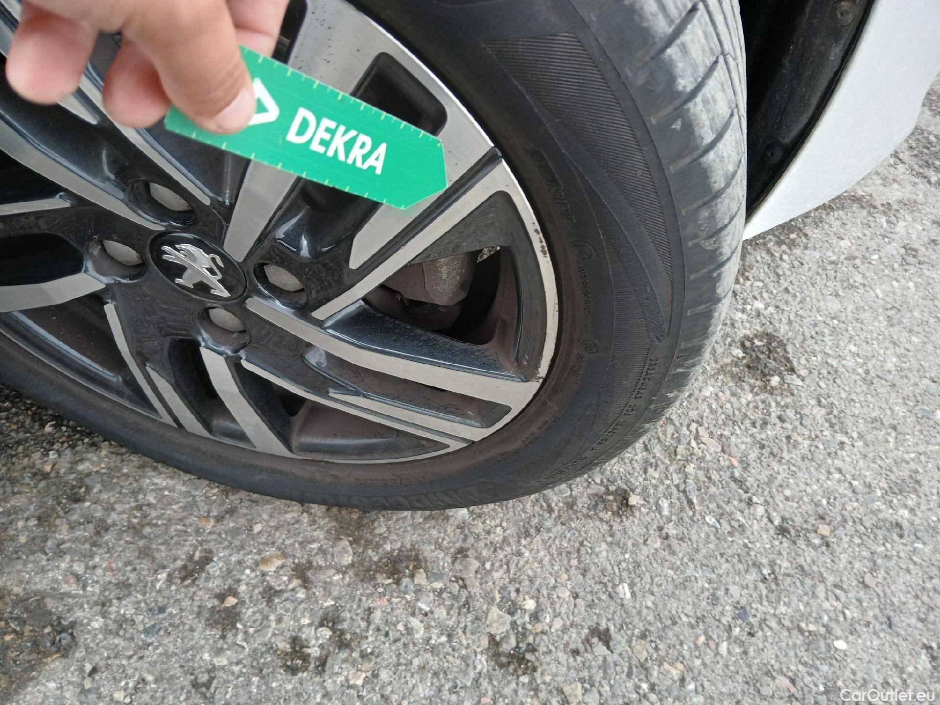  Peugeot  208 PEUGEOT  / 2019 / 5P / berlina con portón PureTech 73kW (100CV) Allure (CX) #38