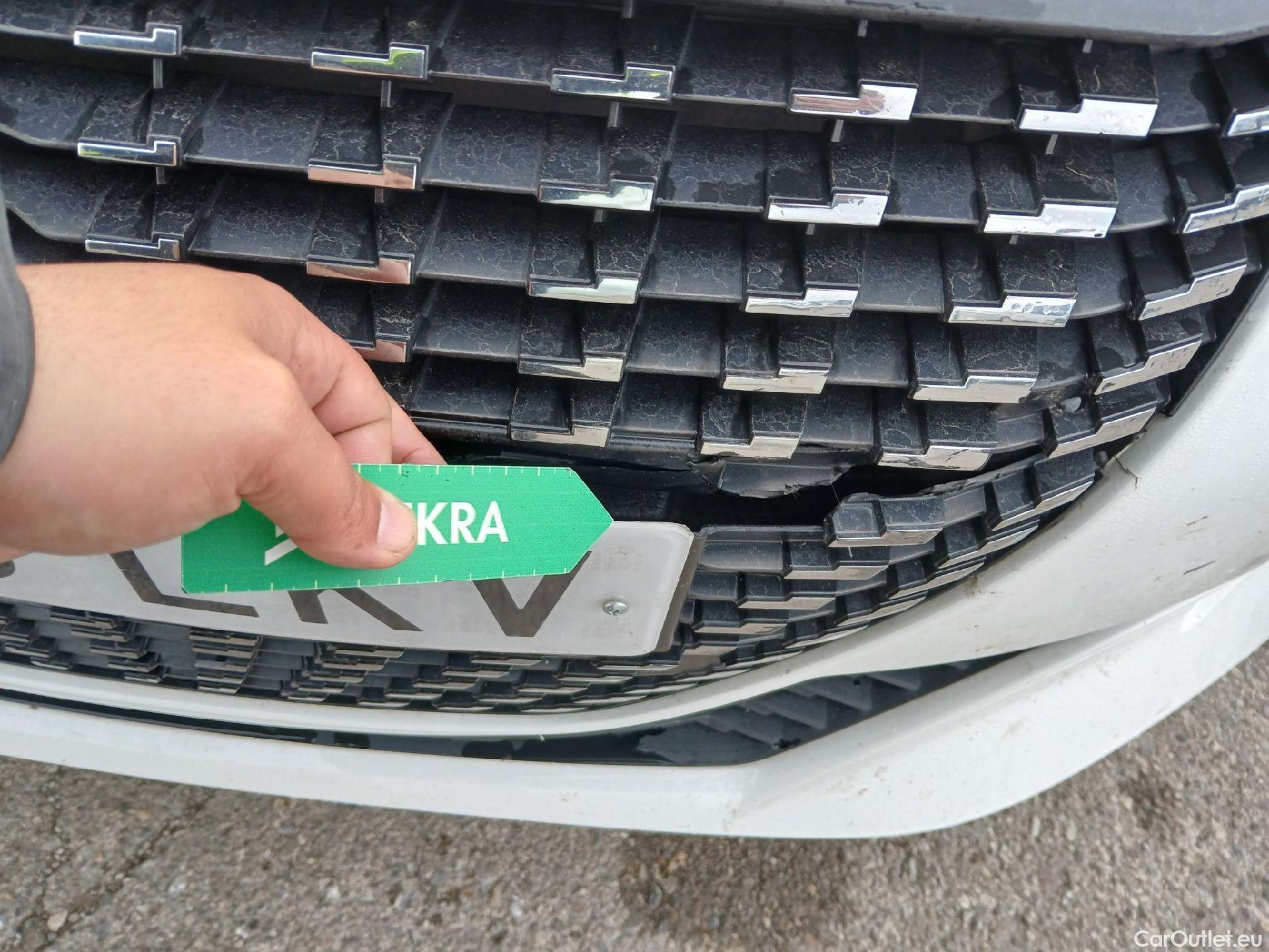  Peugeot  208 PEUGEOT  / 2019 / 5P / berlina con portón PureTech 73kW (100CV) Allure (CX) #9