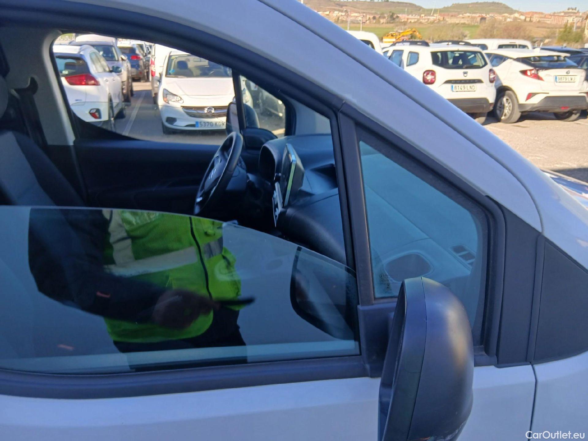  Opel  Combo OPEL  / 2018 / 3P / furgón derivado de turismo 1.5 TD 75kW (100CV) Express L H1 650kg #40