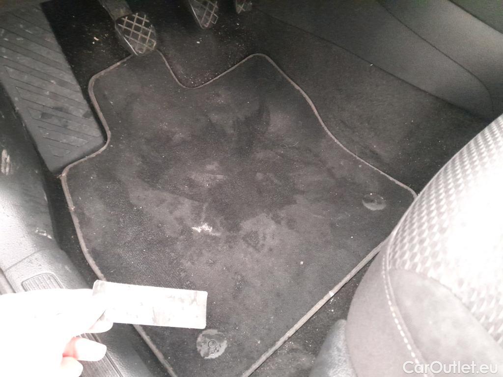  Volkswagen  Golf  VOLKSWAGEN / 2016 / 5P / berlina con portón Last Edition 1.6 TDI 85kW (115CV) #5