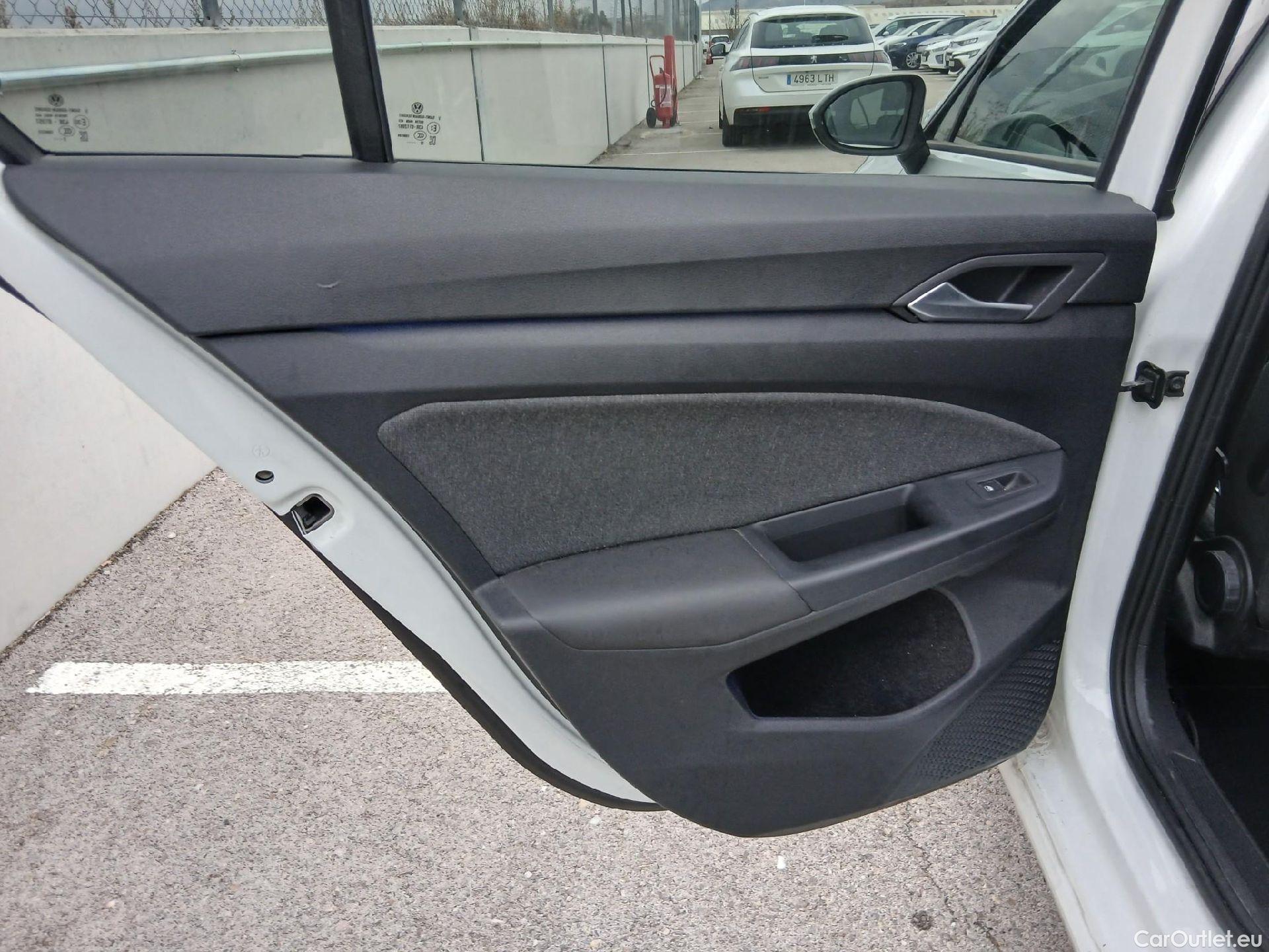  Volkswagen  Golf  VOLKSWAGEN / 2020 / 5P / berlina con portón Life 1.0 eTSI 81kW (110CV) DSG #33