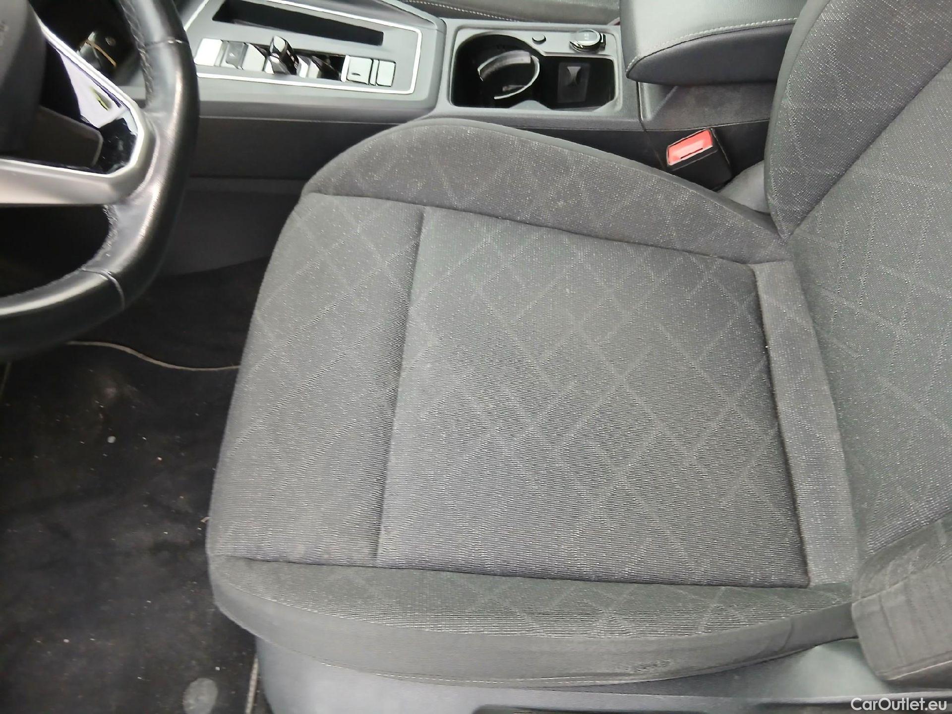  Volkswagen  Golf  VOLKSWAGEN / 2020 / 5P / berlina con portón Life 1.0 eTSI 81kW (110CV) DSG #23