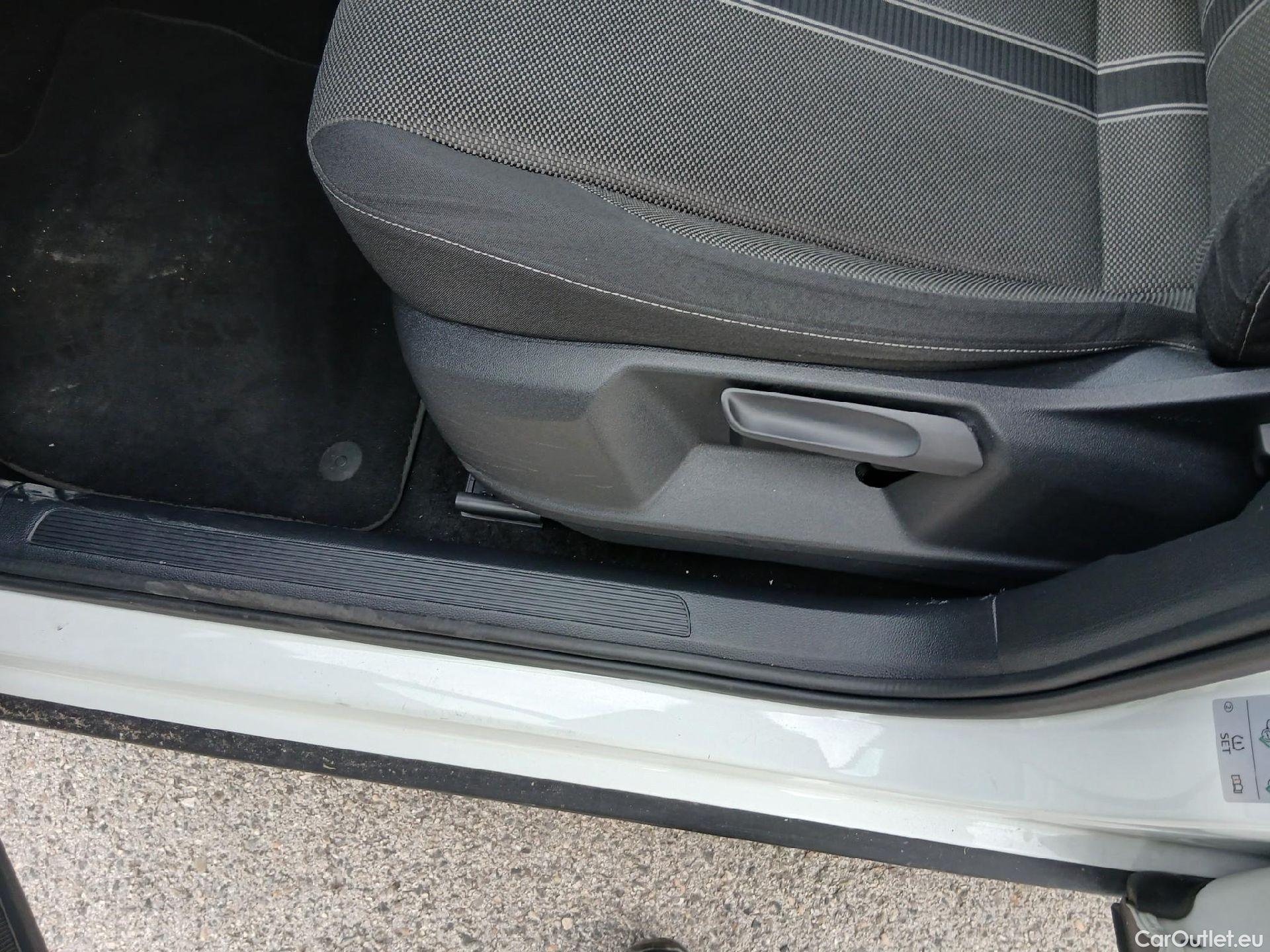  Volkswagen  T-ROC VOLKSWAGEN  / 2017 / 5P / todoterreno Advance 2.0 TDI 85kW (115CV) #18