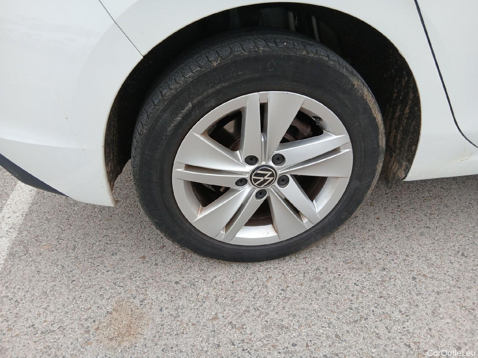  Volkswagen  Golf  VOLKSWAGEN / 2020 / 5P / berlina con portón Life 1.0 eTSI 81kW (110CV) DSG #47