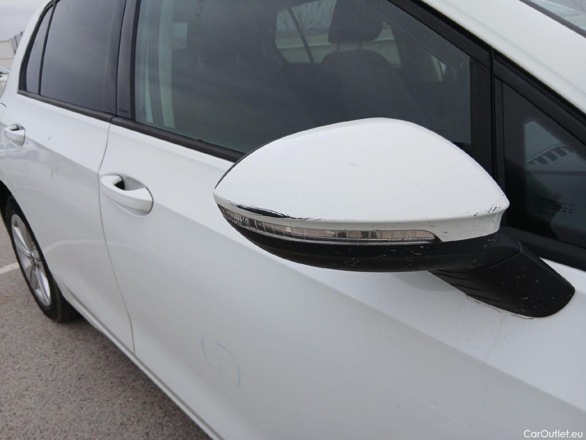  Volkswagen  Golf  VOLKSWAGEN / 2020 / 5P / berlina con portón Life 1.0 eTSI 81kW (110CV) DSG #53