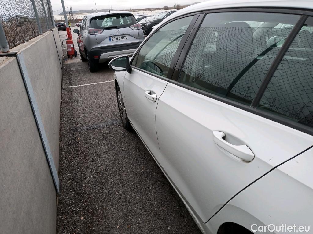  Volkswagen  Golf  VOLKSWAGEN / 2020 / 5P / berlina con portón 2.0 TDI 85kW (115CV) #4