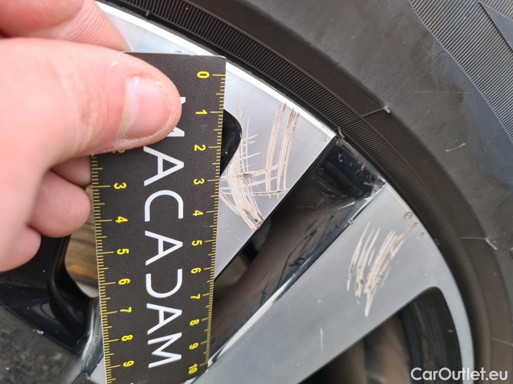  Peugeot  3008 PEUGEOT  / 2020 / 5P / SUV 1.6 HYBRID 225 E-EAT8 GT #16