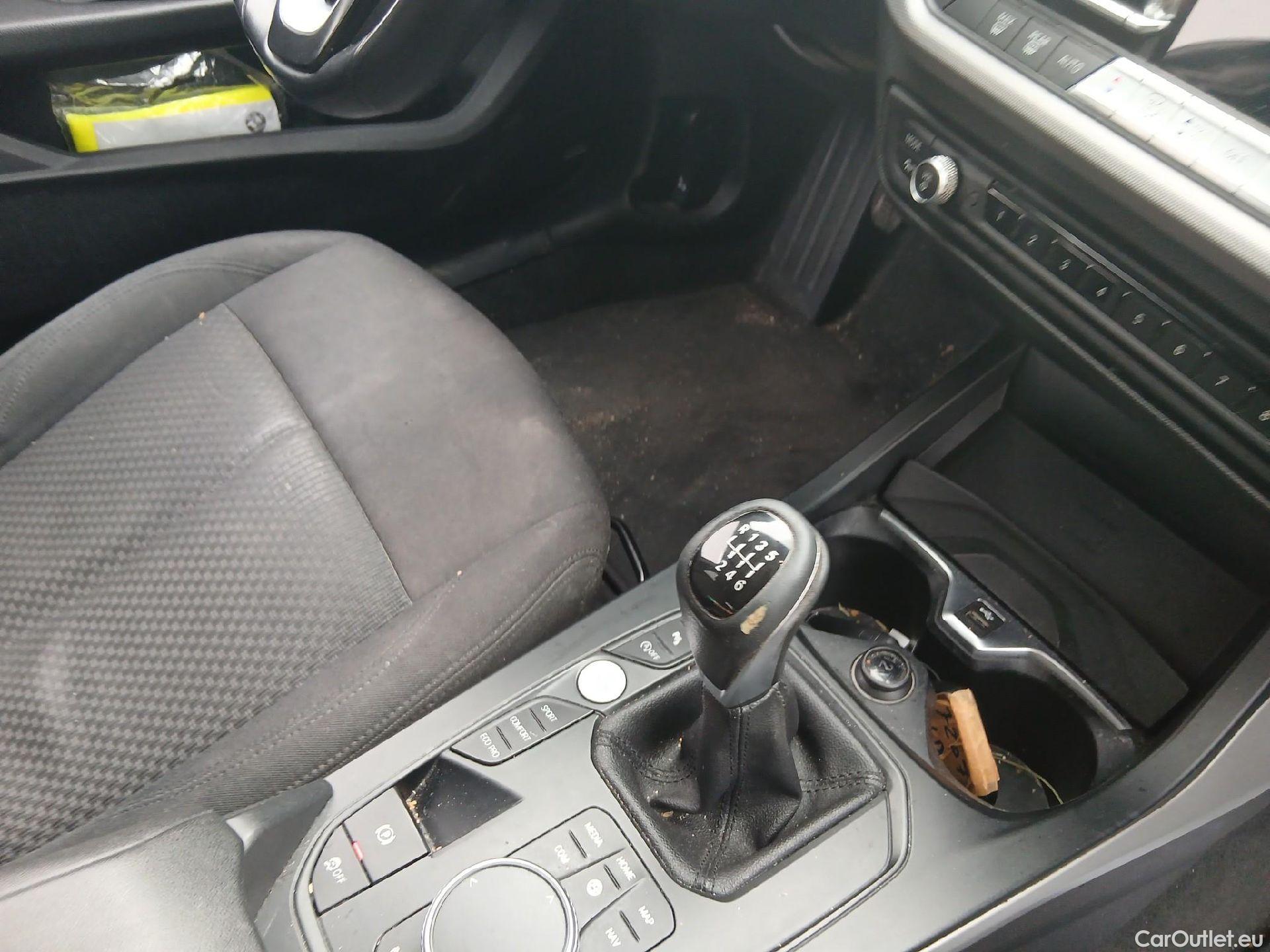  Bmw  Serie 1 BMW  / 2019 / 5P / berlina con portón 118i #32