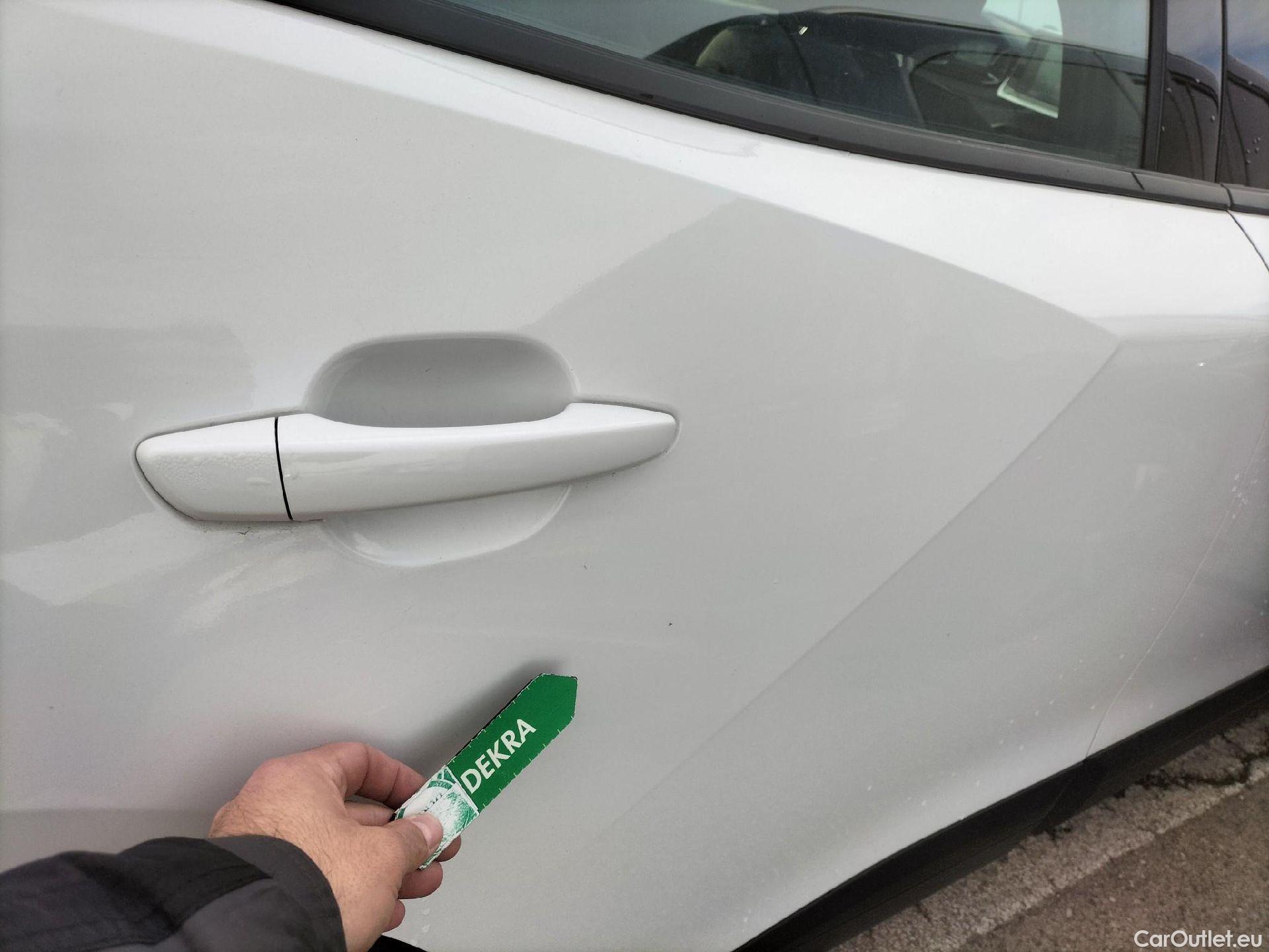  Peugeot  2008 PEUGEOT  / 2019 / 5P / todoterreno Active Puretech 100 S&S BVM6 #30