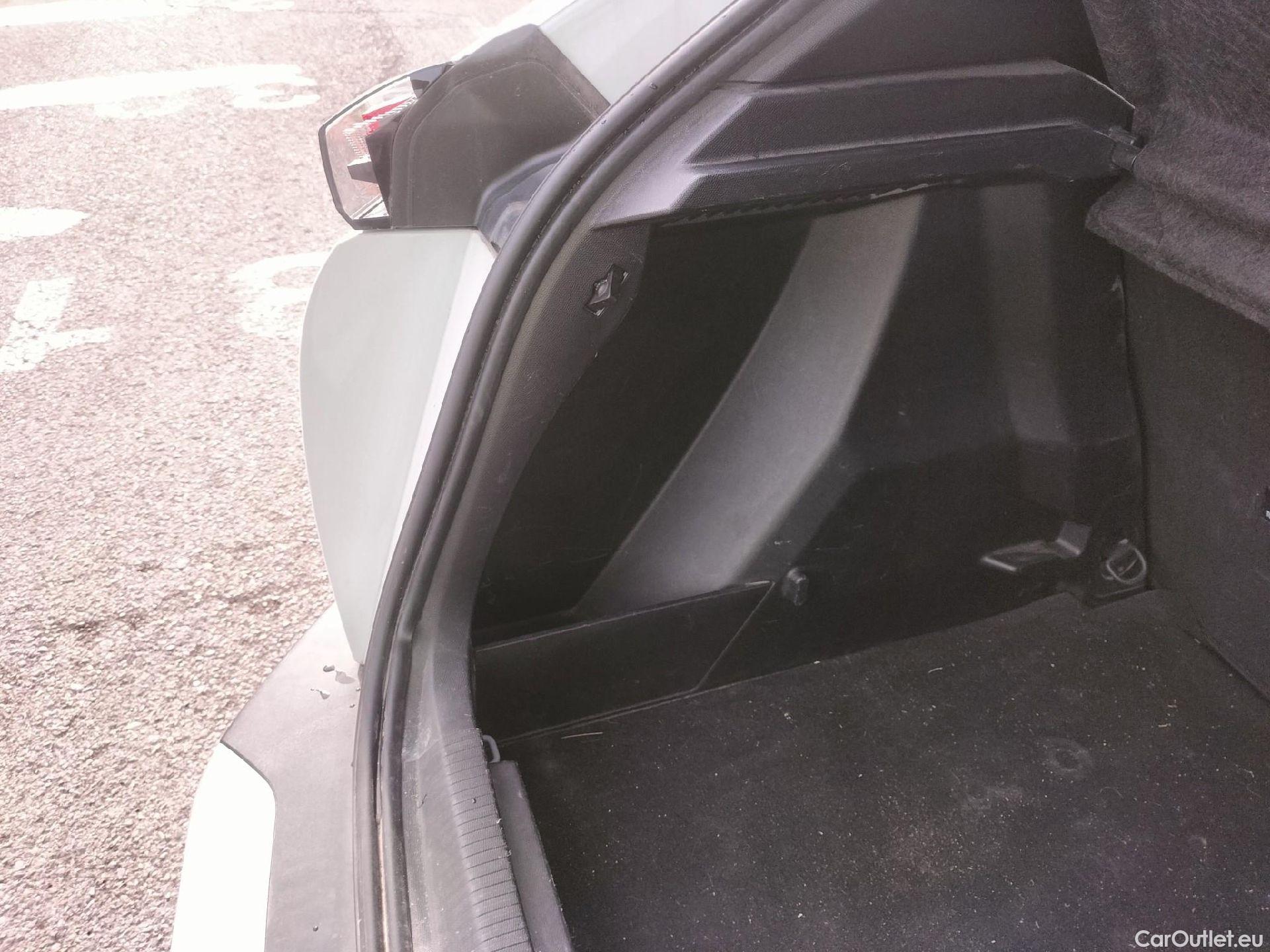  Peugeot  2008 PEUGEOT  / 2019 / 5P / todoterreno Active Puretech 100 S&S BVM6 #26