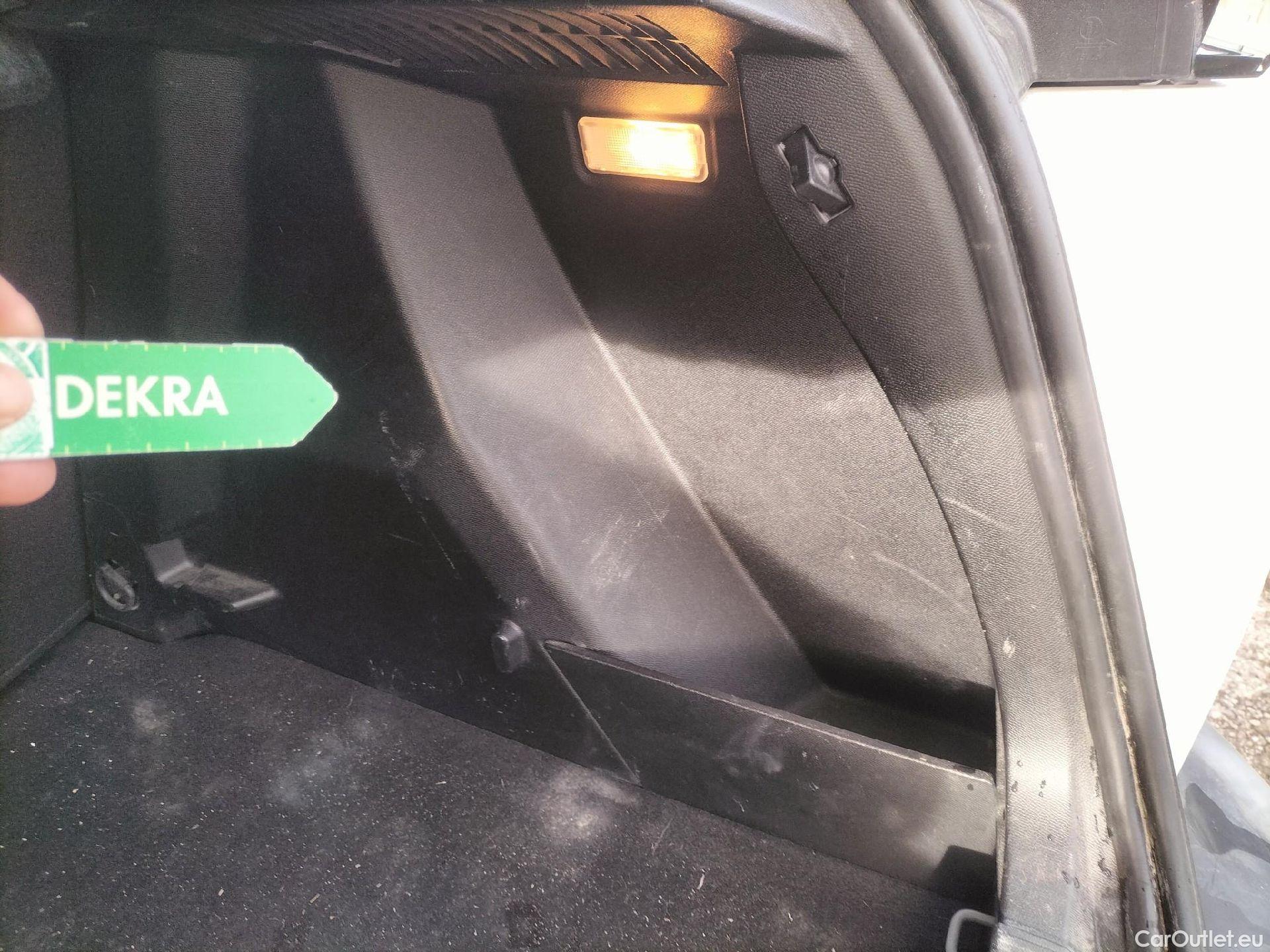  Peugeot  2008 PEUGEOT  / 2019 / 5P / todoterreno Active Puretech 100 S&S BVM6 #29