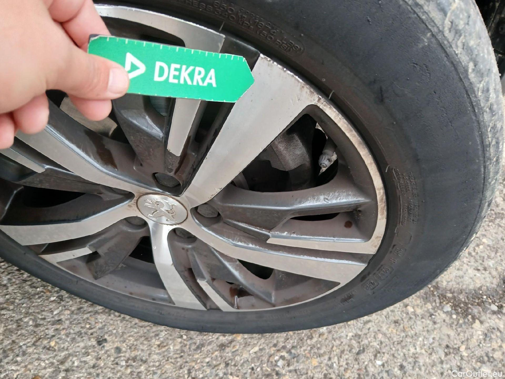  Peugeot  3008 PEUGEOT  / 2020 / 5P / todoterreno 1.2 PureTech 96KW S&S Allure EAT8 #16