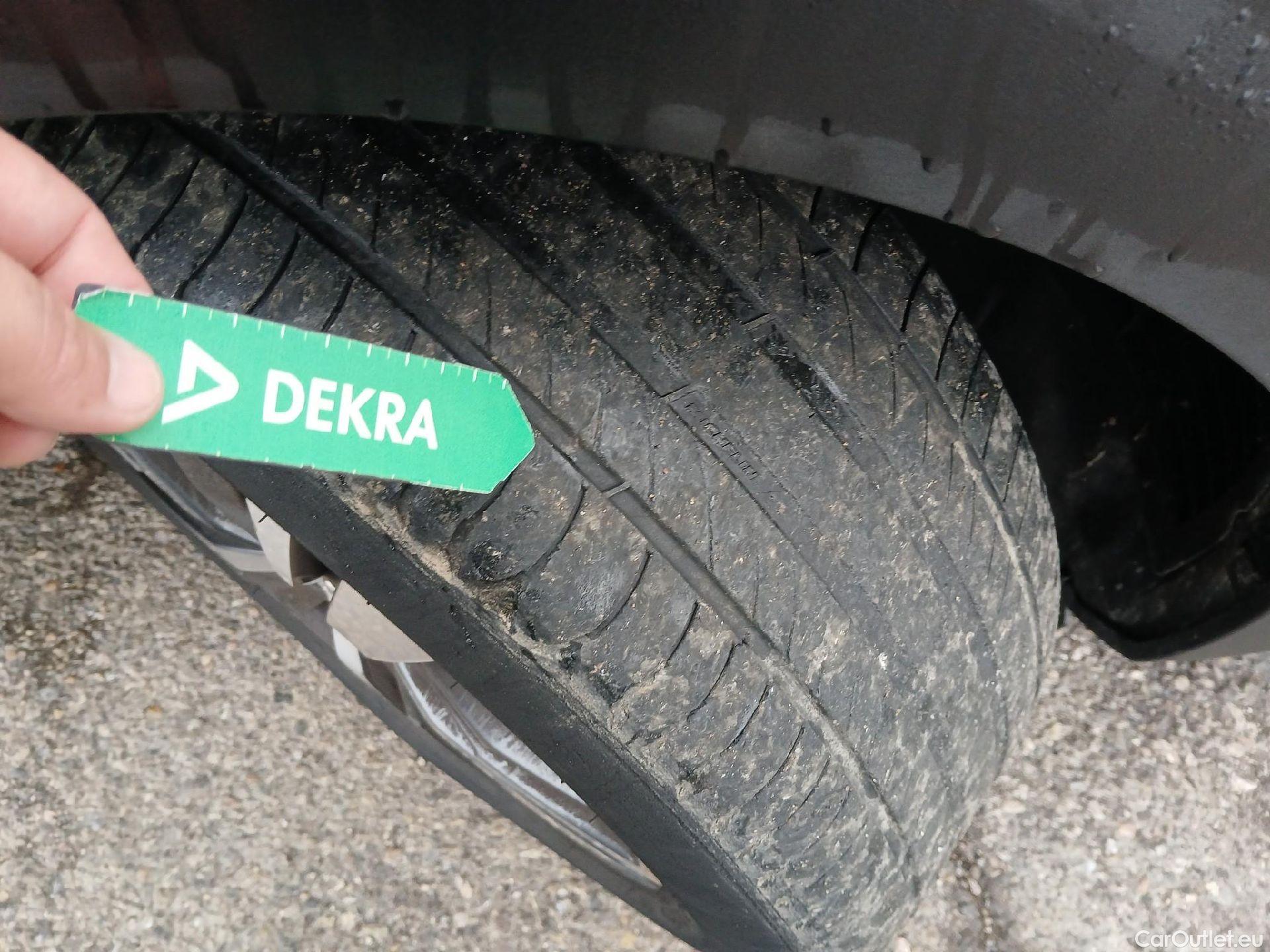  Peugeot  3008 PEUGEOT  / 2020 / 5P / todoterreno 1.2 PureTech 96KW S&S Allure EAT8 #20