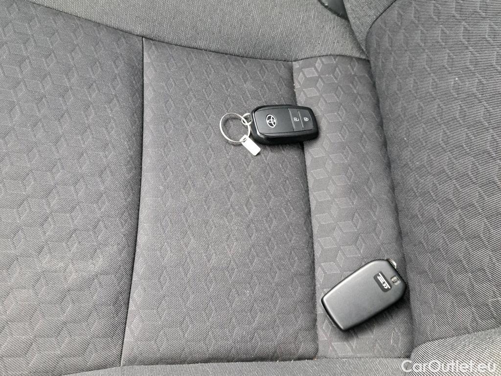  Toyota  Yaris TOYOTA  / 2020 / 5P / berlina con portón 1.5 120H Active Tech  #2