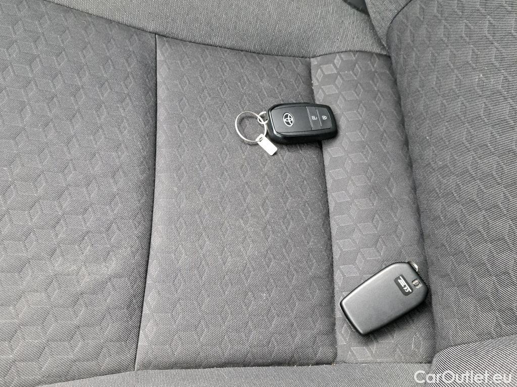  Toyota  Yaris TOYOTA  / 2020 / 5P / berlina con portón 1.5 120H Active Tech  #1