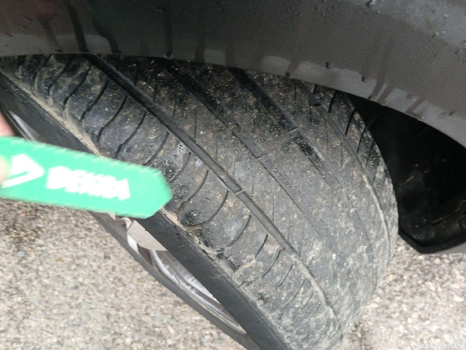  Peugeot  3008 PEUGEOT  / 2020 / 5P / todoterreno 1.2 PureTech 96KW S&S Allure EAT8 #17