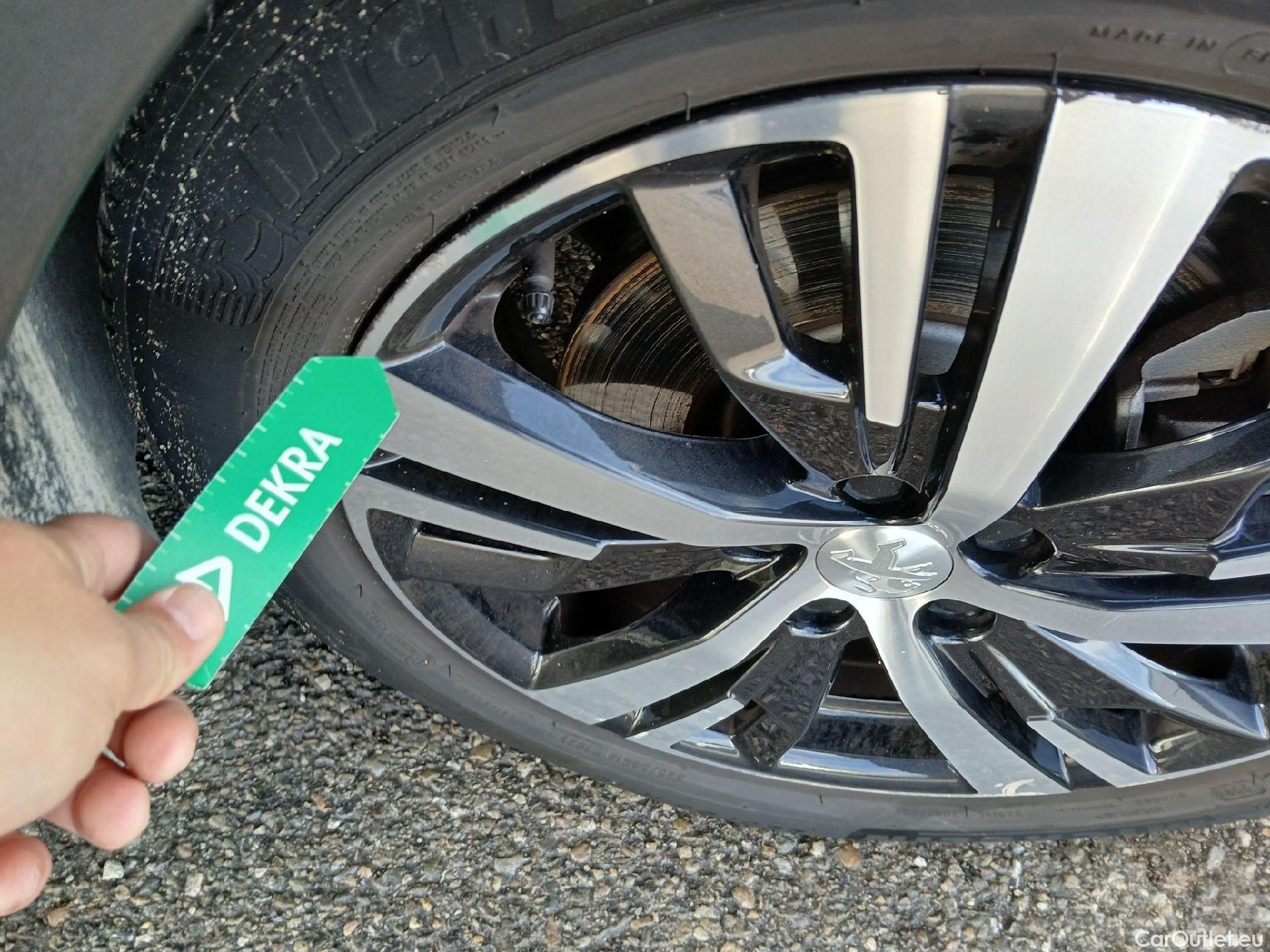  Peugeot  3008 PEUGEOT  Hybrid / 2016 / 5P / todoterreno 225 e-EAT8 Allure #49