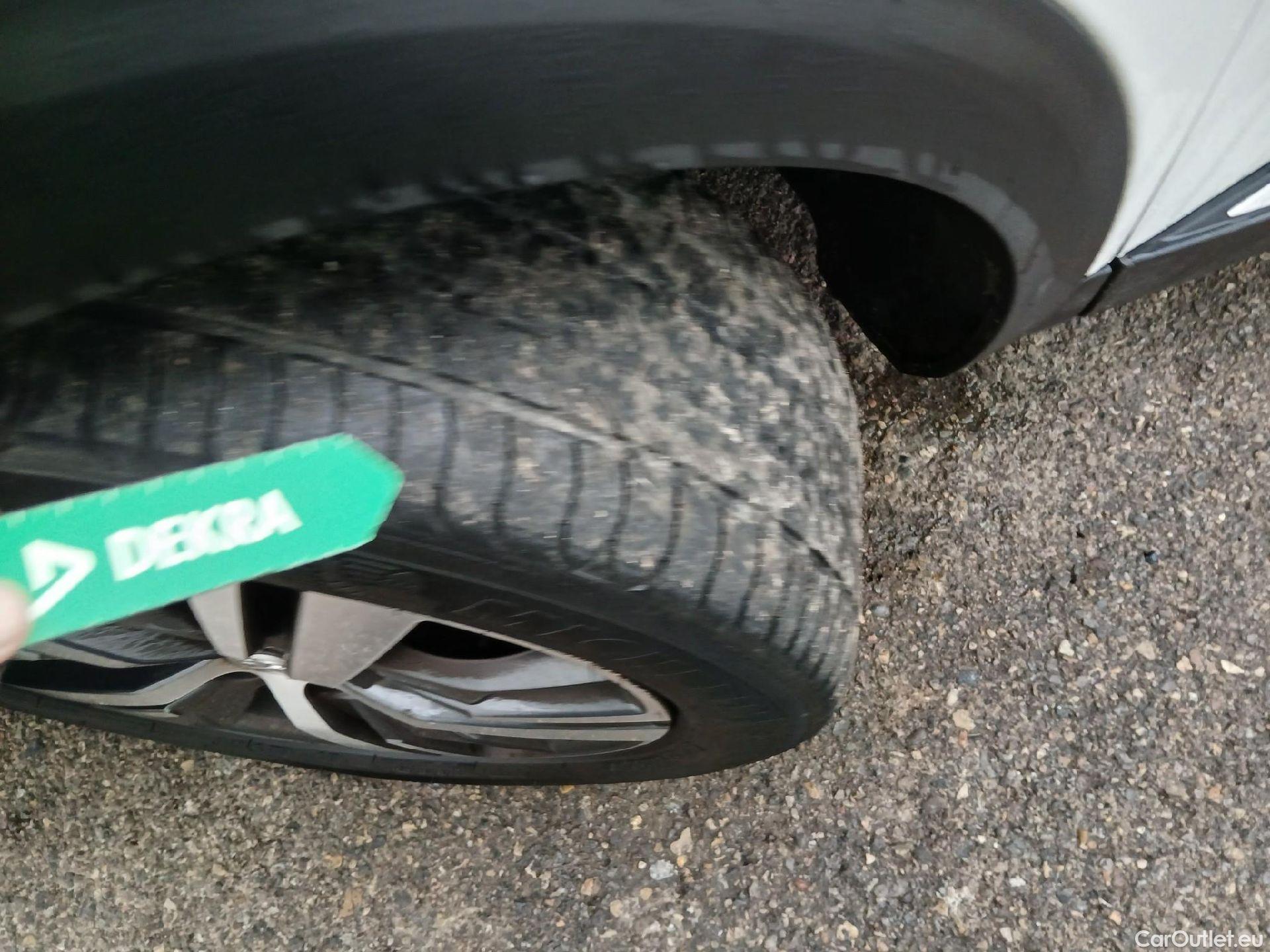  Peugeot  3008 PEUGEOT  / 2020 / 5P / todoterreno 1.2 PureTech 96KW S&S Allure EAT8 #19