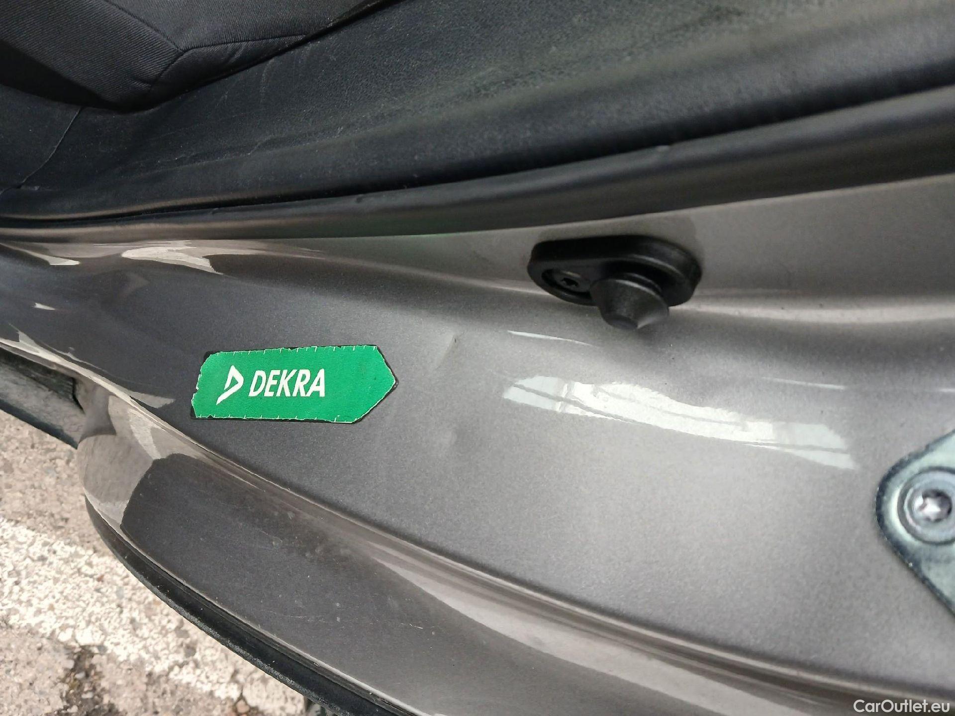  Toyota  C-HR TOYOTA  / 2016 / 5P / todoterreno 1.8 125H Advance (CX) #17