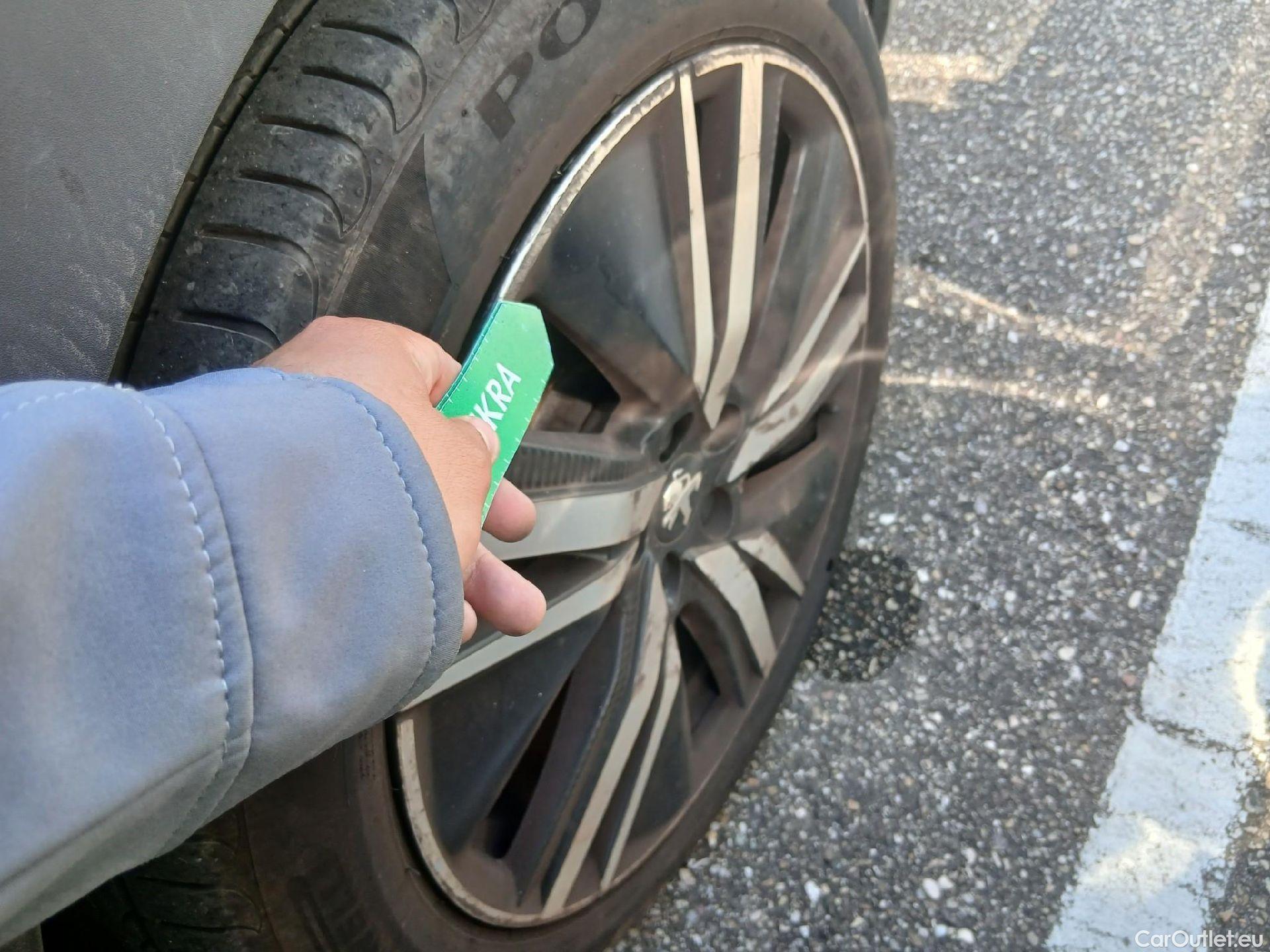  Peugeot  3008 PEUGEOT  / 2020 / 5P / todoterreno 1.2 PureTech 96KW S&S GT Pack EAT8 #22