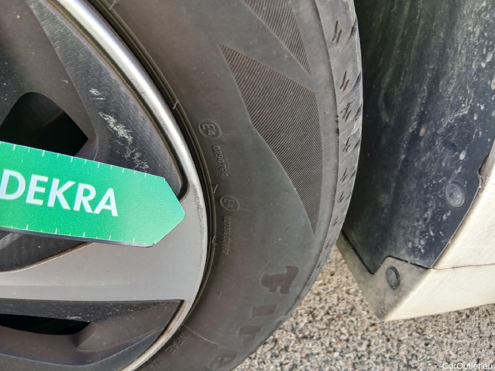  Hyundai   Ioniq HYUNDAI / 2016 / 5P / berlina con portón 1.6 GDI HEV Klass DCT #2