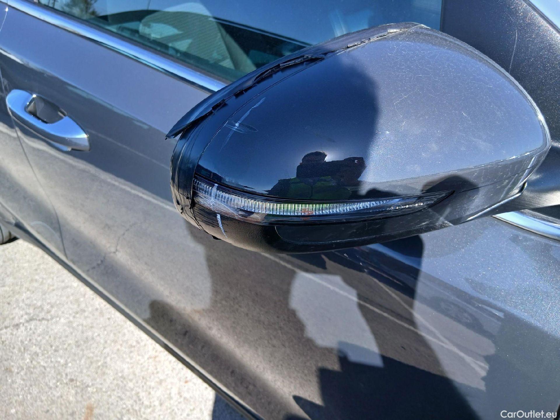  KIA  Sportage KIA  1.6MHEV Drive 100kW(136CV) 4x2(Crist Tintados) #51