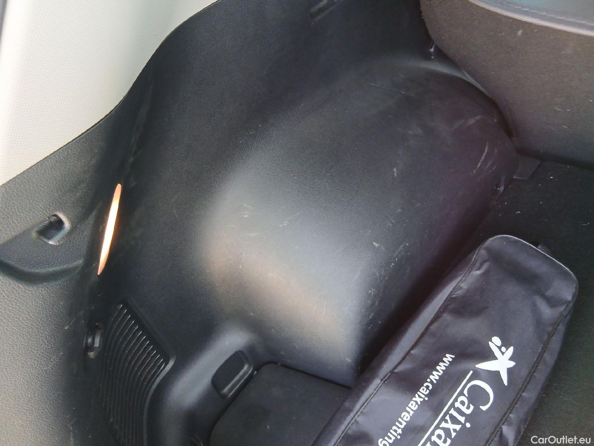  KIA  Sportage KIA  1.6MHEV Drive 100kW(136CV) 4x2(Crist Tintados) #32