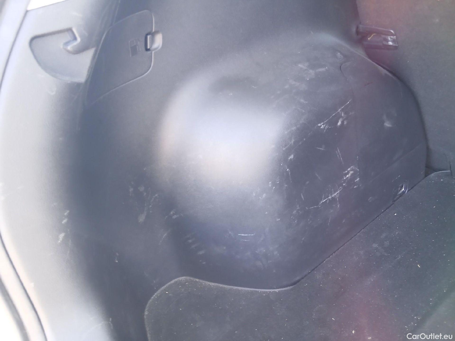  KIA  Niro KIA  / 2019 / 5P / crossover 1.6 GDi HEV 104kW (141CV) Drive #30