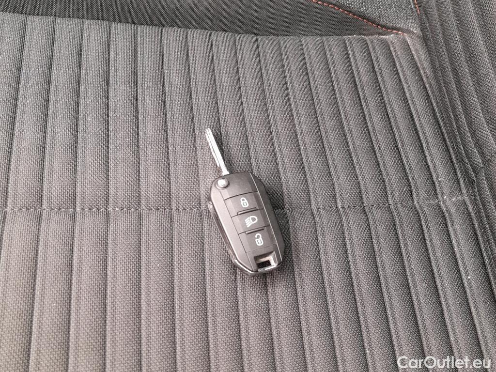  Peugeot  2008 PEUGEOT  / 2019 / 5P / todoterreno Active Puretech 100 S&S BVM6 #2