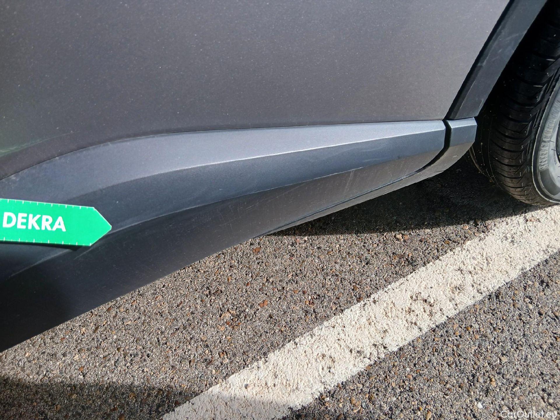  Toyota  C-HR TOYOTA  / 2016 / 5P / todoterreno 1.8 125H Advance (CX) #17