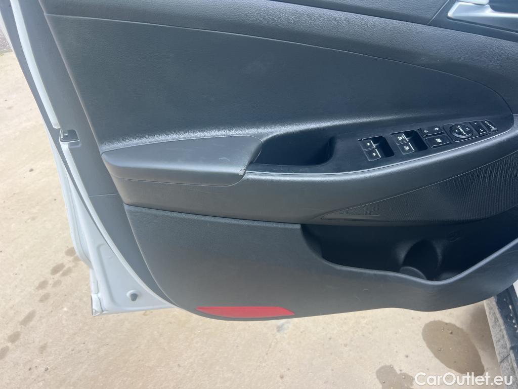  Hyundai  Tucson HYUNDAI  / 2018 / 5P / todoterreno 1.6 CRDI 85kW (116CV) 48V SLE 4X2(SP)(SL) #18