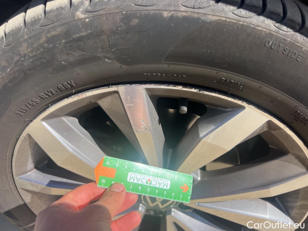  Volkswagen  T-ROC VOLKSWAGEN  / 2017 / 5P / todoterreno Advance R-Line 2.0 TDI 85kW (115CV) #2