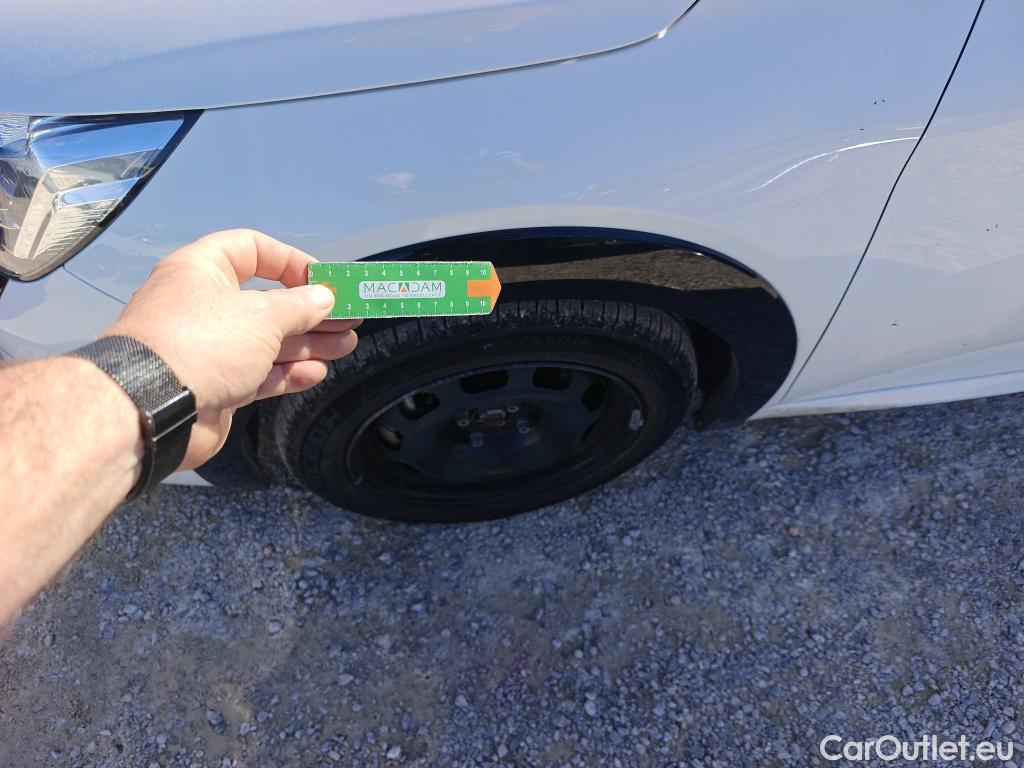  Peugeot  208 PEUGEOT e- / 2019 / 5P / berlina con portón Eléctrico Active #44