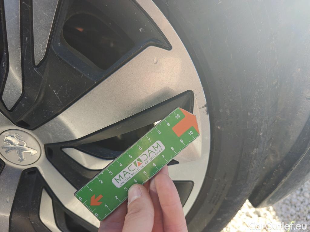  Peugeot  208 PEUGEOT e- / 2019 / 5P / berlina con portón Eléctrico Active #31