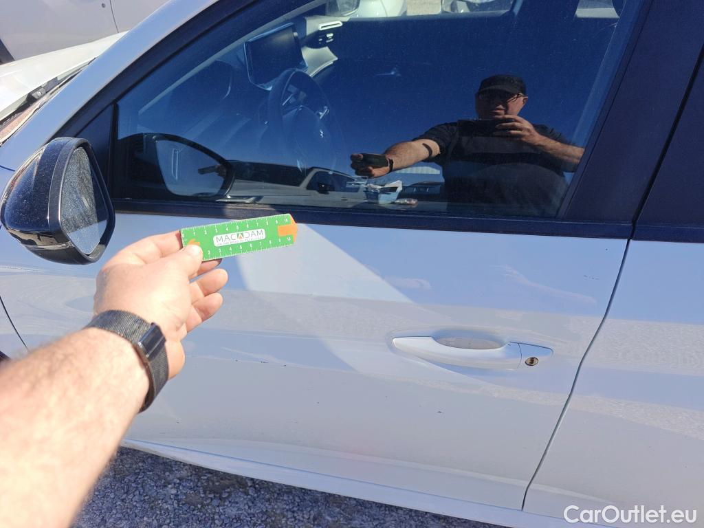  Peugeot  208 PEUGEOT e- / 2019 / 5P / berlina con portón Eléctrico Active #13