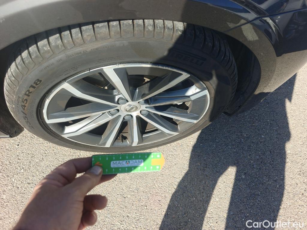  Volvo  V60 VOLVO  / 2018 / 5P / familiar 2.0 B4 (D) Momentum Auto #3