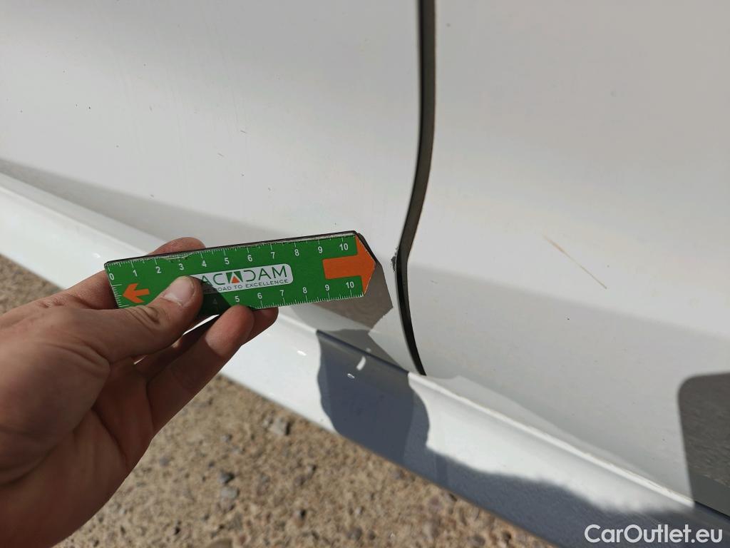  Toyota  Yaris TOYOTA  / 2020 / 5P / berlina con portón 1.5 120H Business Plus #10