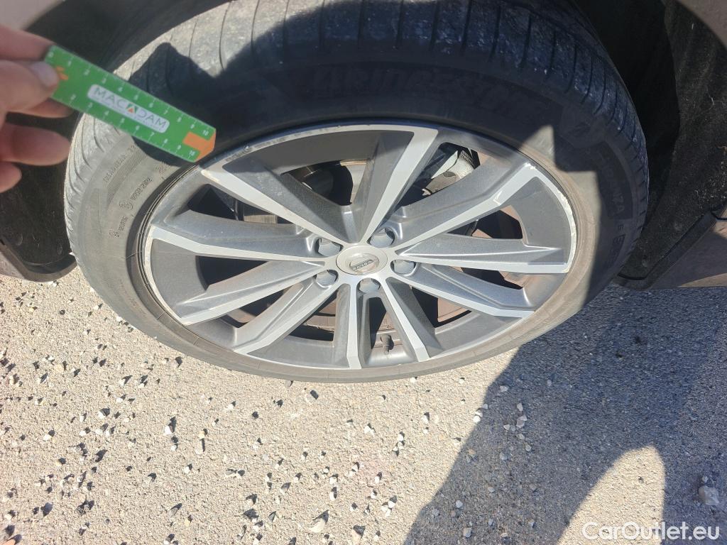  Volvo  V60 VOLVO  / 2018 / 5P / familiar 2.0 B4 (D) Momentum Auto #8