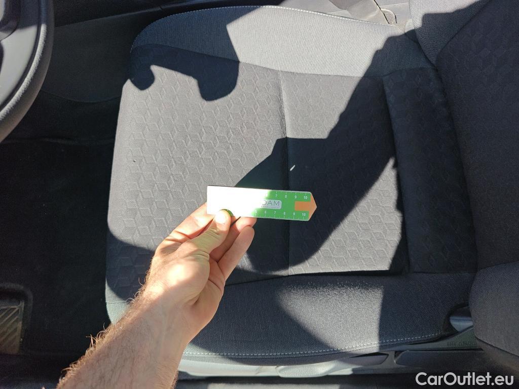  Toyota  Yaris TOYOTA  / 2020 / 5P / berlina con portón 1.5 120H Business Plus #5