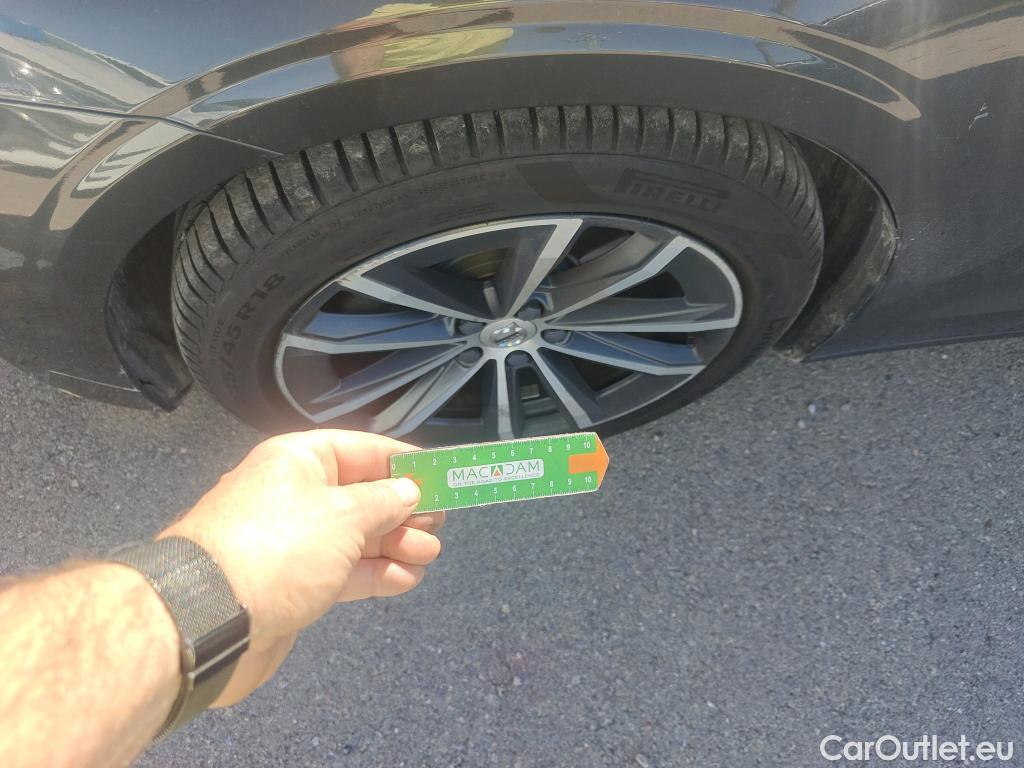  Volvo  V60 VOLVO  / 2018 / 5P / familiar 2.0 B4 (D) Momentum Auto #5