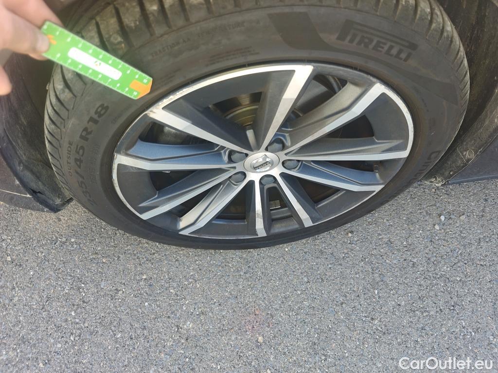  Volvo  V60 VOLVO  / 2018 / 5P / familiar 2.0 B4 (D) Momentum Auto #6