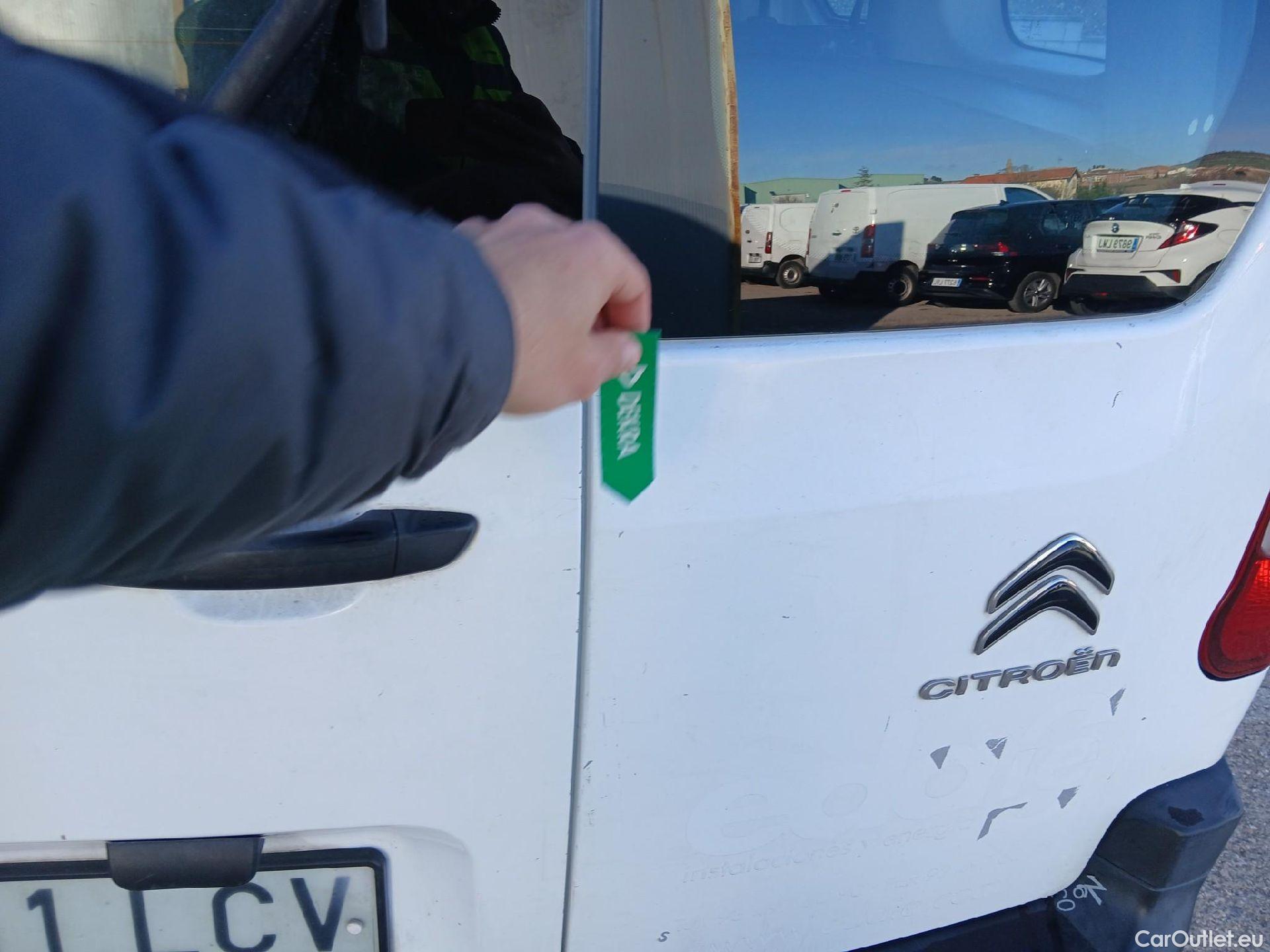  Citroen  Berlingo CITROEN  / 2018 / 4P / combi Talla M BlueHDi 100 LIVE (AC) #20