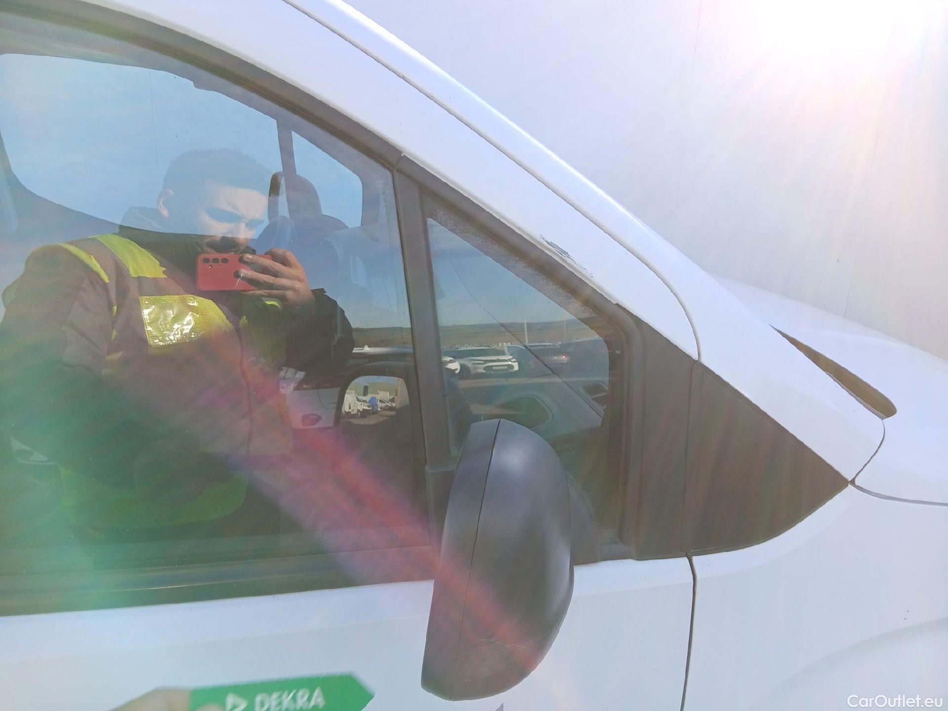  Citroen  Berlingo CITROEN  / 2018 / 4P / combi Talla M BlueHDi 100 LIVE (AC) #30