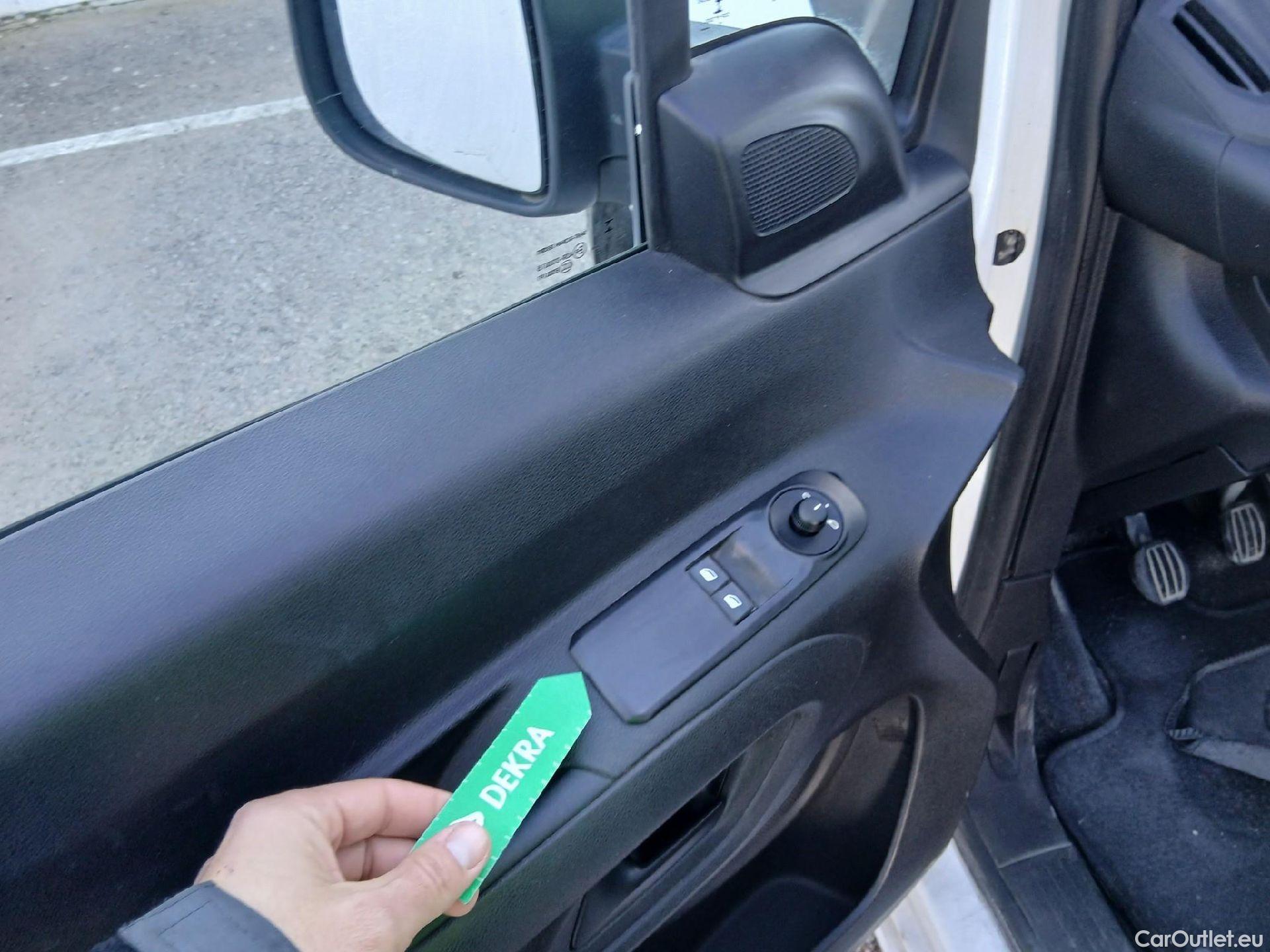  Citroen  Berlingo CITROEN  / 2018 / 4P / combi Talla M BlueHDi 100 LIVE (AC) #40