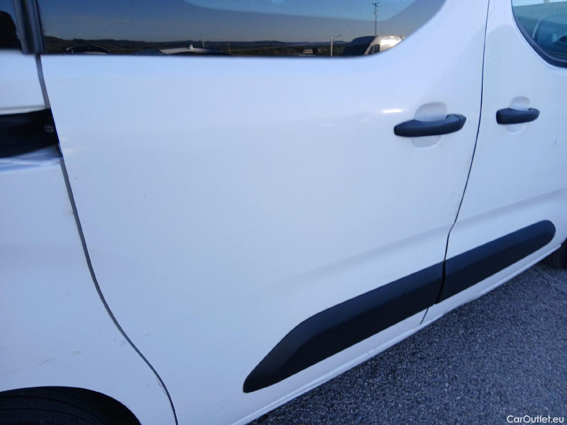  Citroen  Berlingo CITROEN  / 2018 / 4P / combi Talla M BlueHDi 100 LIVE (AC) #24