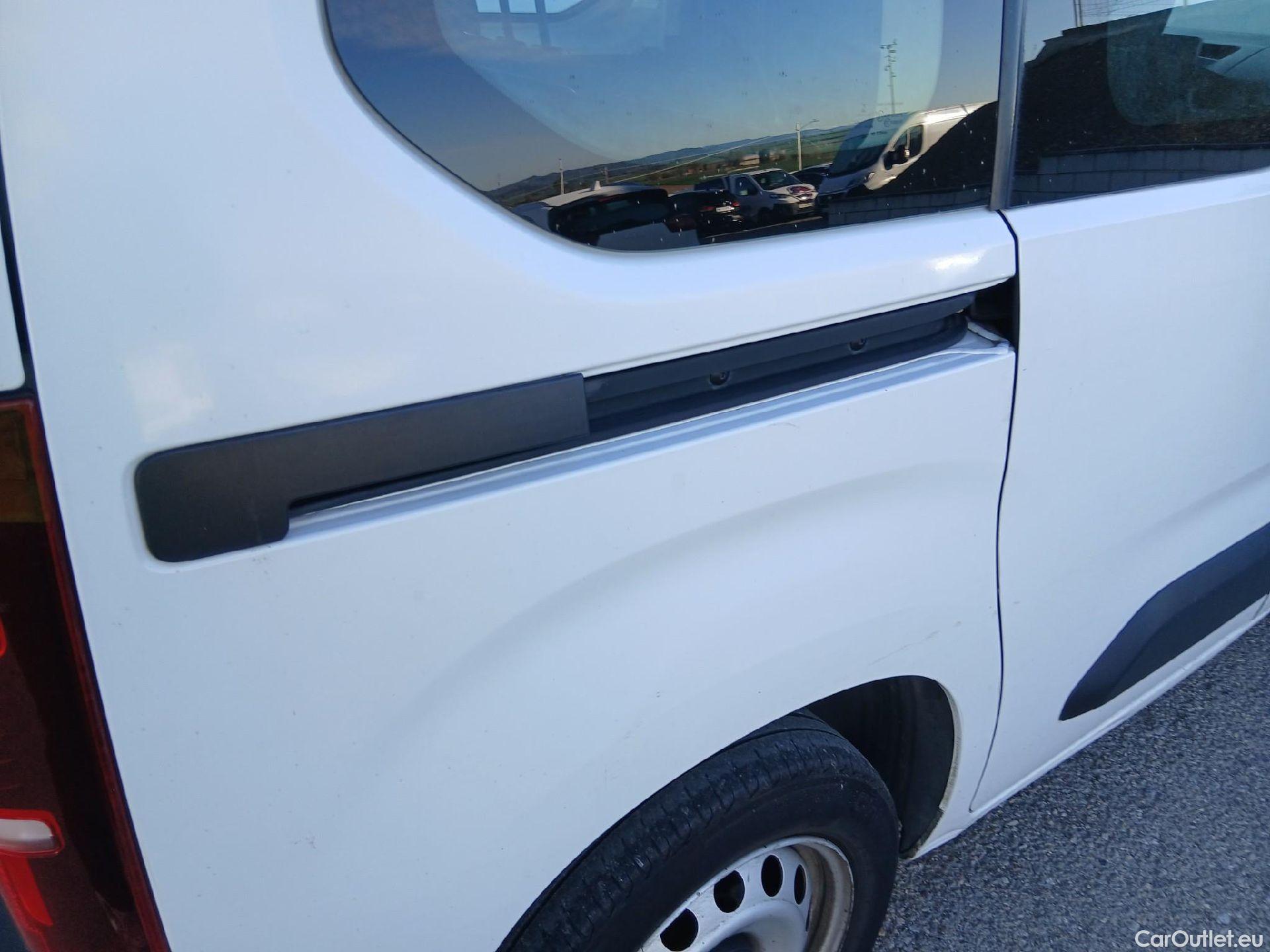  Citroen  Berlingo CITROEN  / 2018 / 4P / combi Talla M BlueHDi 100 LIVE (AC) #21