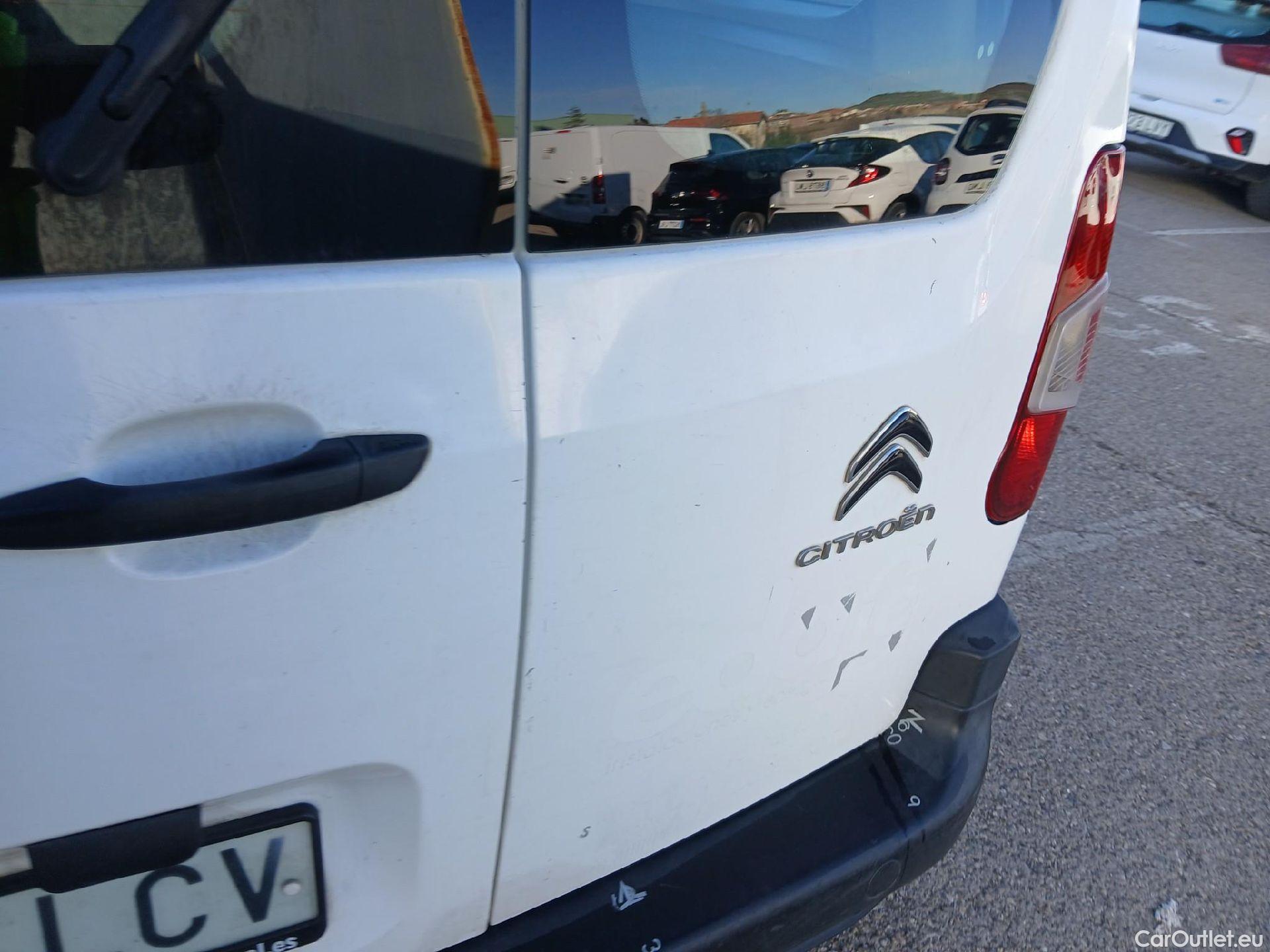  Citroen  Berlingo CITROEN  / 2018 / 4P / combi Talla M BlueHDi 100 LIVE (AC) #19