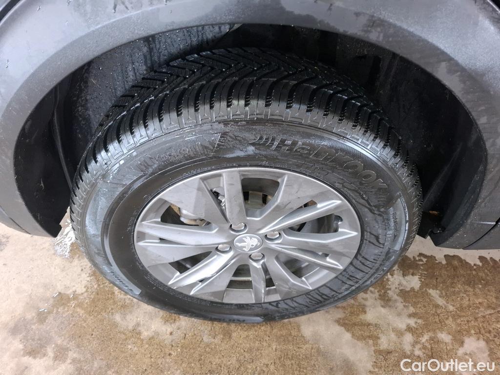  Peugeot  2008  Active Pack 1.2 PureTech 130CV BVA8 E6d #1